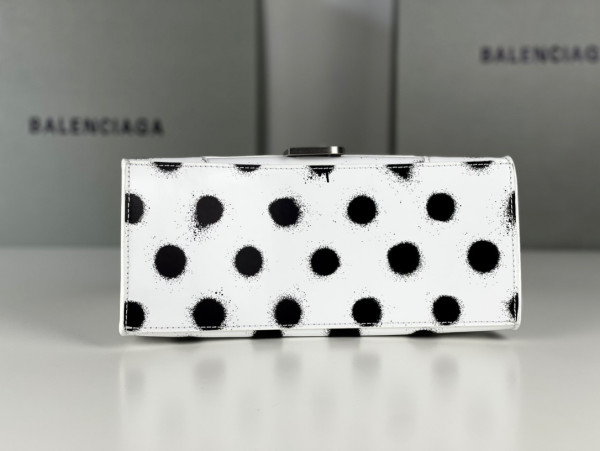 Ba*len*cia*ga hourglass