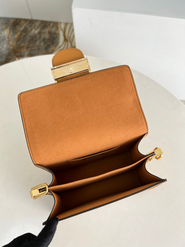 l0*is V*t0n dauphine mini