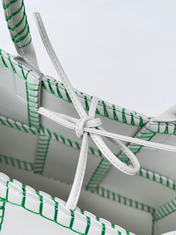 bo*te*ga Ve*ne*ta small arco tote bag