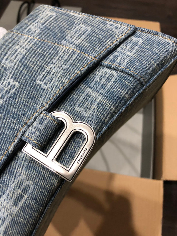 Ba*len*cia*ga hourglass