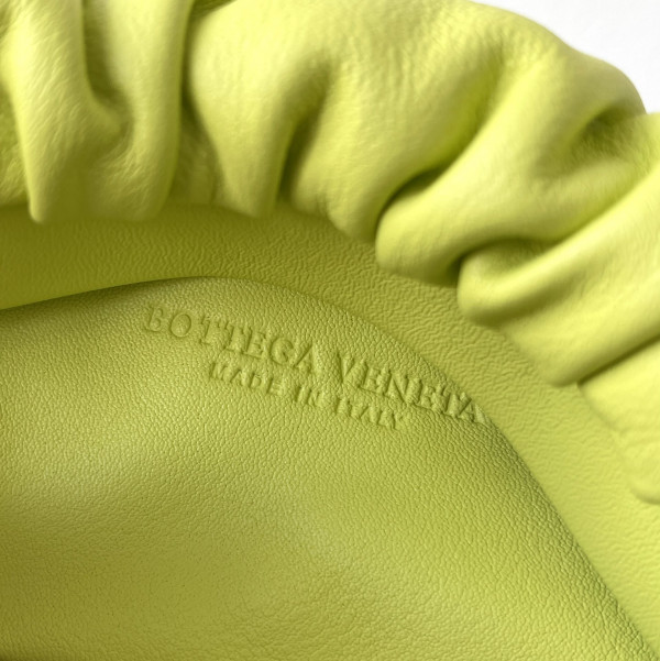 bo*te*ga Ve*ne*ta the chain pouch