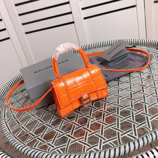 Ba*len*cia*ga hourglass