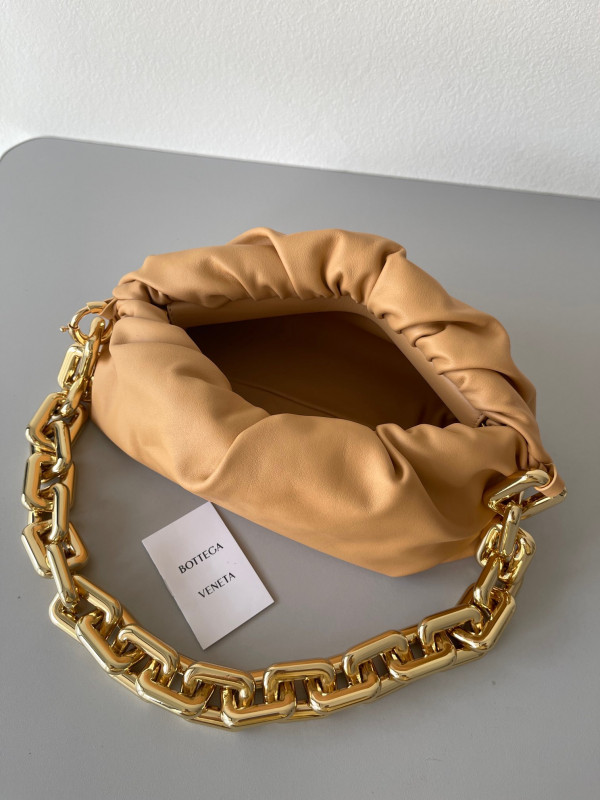 bo*te*ga Ve*ne*ta the chain pouch