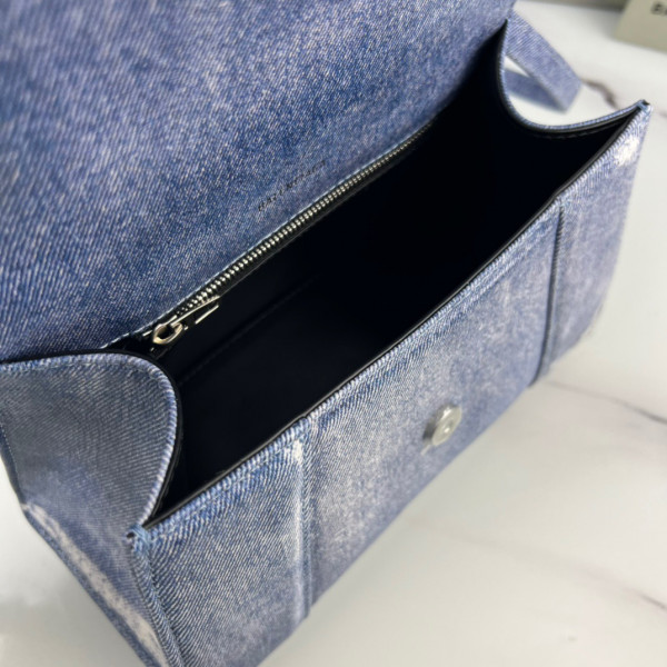 Ba*len*cia*ga hourglass