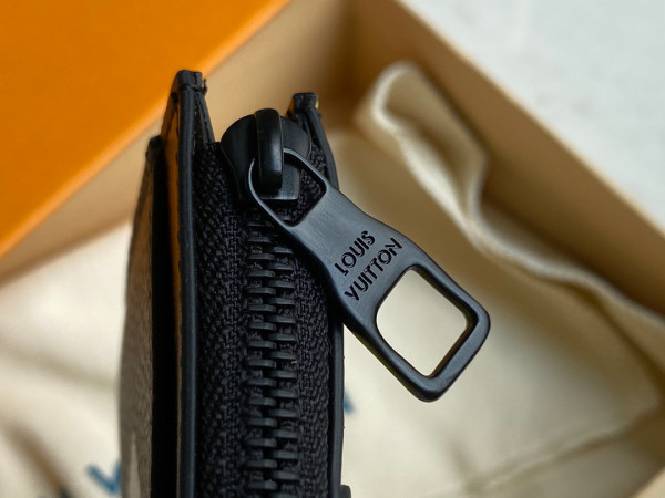 l0*is V*t0n cc holder