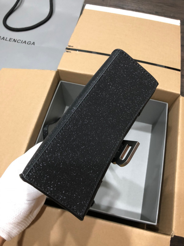 Ba*len*cia*ga hourglass