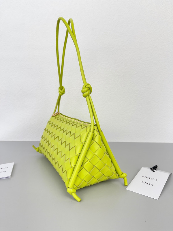 bo*te*ga Ve*ne*ta pouch on strap