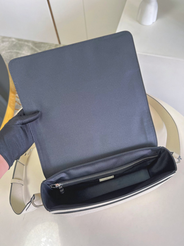 l0*is V*t0n new flap messenger