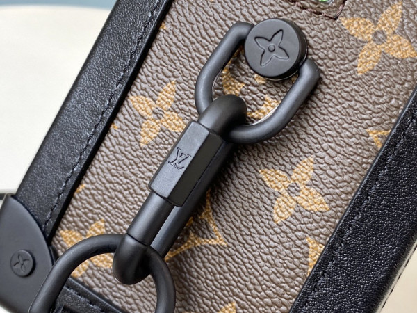 l0*is V*t0n soft trunk