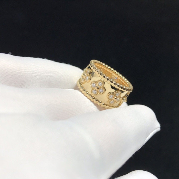 V*N CL*F & arpels  perlée clovers ring
