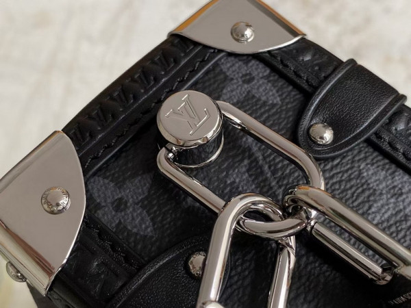 l0*is V*t0n side trunk mm