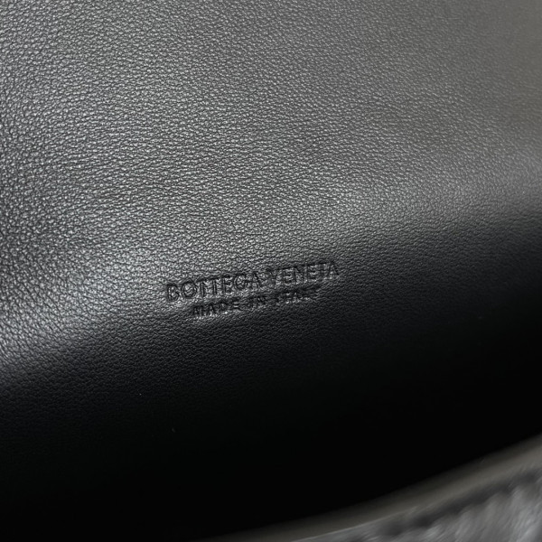 bo*te*ga Ve*ne*ta pouch on strap