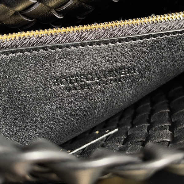 bo*te*ga Ve*ne*ta small cobble shoulder bag