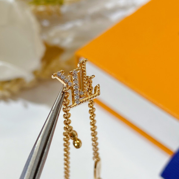 l0*is V*t0n bracelet