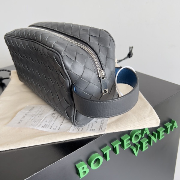 bo*te*ga Ve*ne*ta intrecciato leather wallet-on-strap