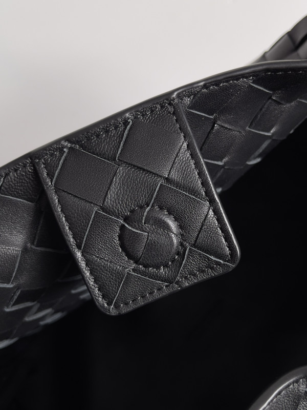 bo*te*ga Ve*ne*ta andiamo parachute large shoulder bag