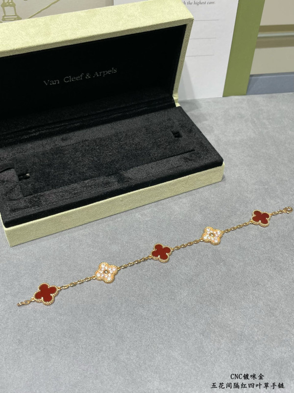 V*N CL*F&arpels perlée bracelet