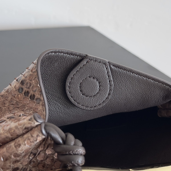 bo*te*ga Ve*ne*ta baby sardine