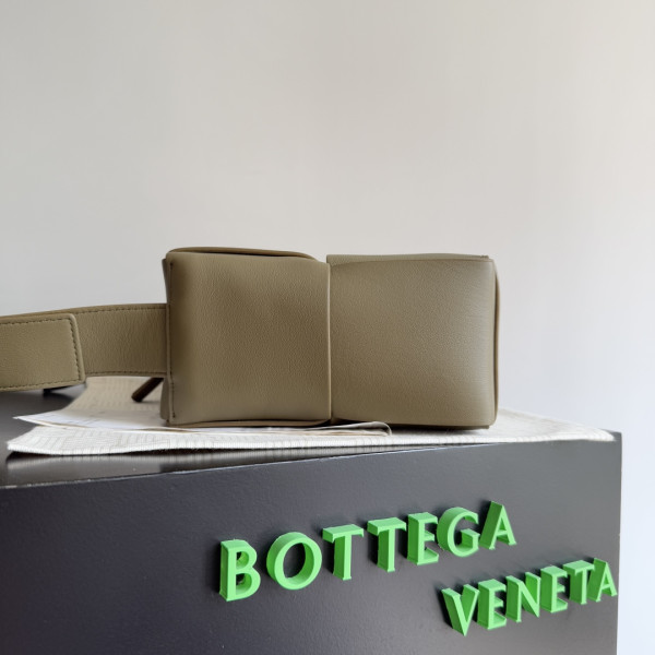 bo*te*ga Ve*ne*ta arco camera bag -28*18*9cm