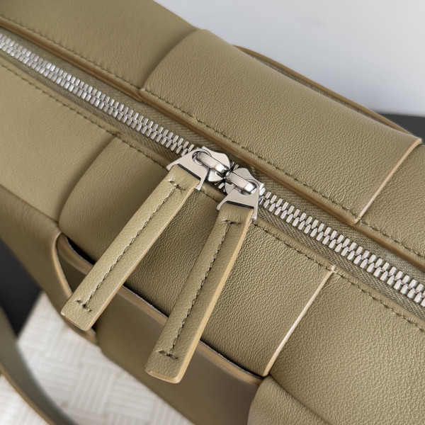 bo*te*ga Ve*ne*ta arco camera bag -28*18*9cm