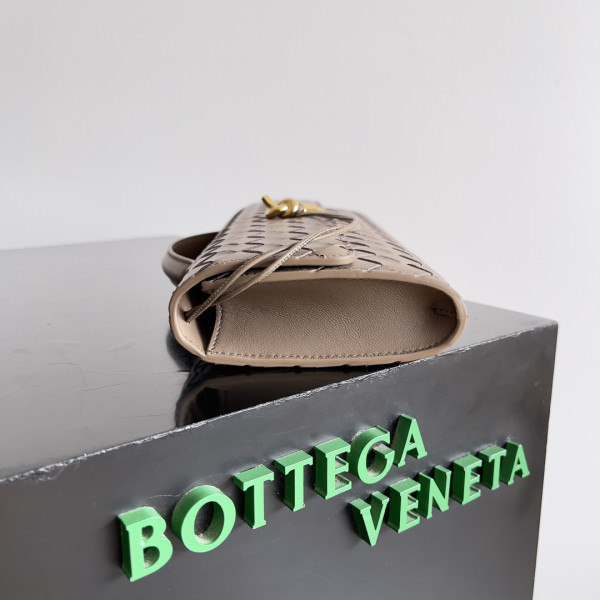 bo*te*ga Ve*ne*ta long clutch andiamo with handle-31*13*3cm