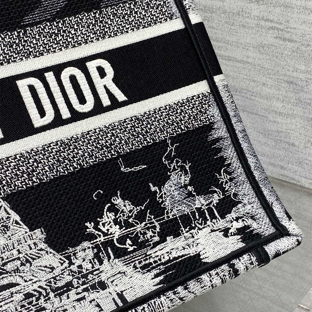 medium D*or book tote