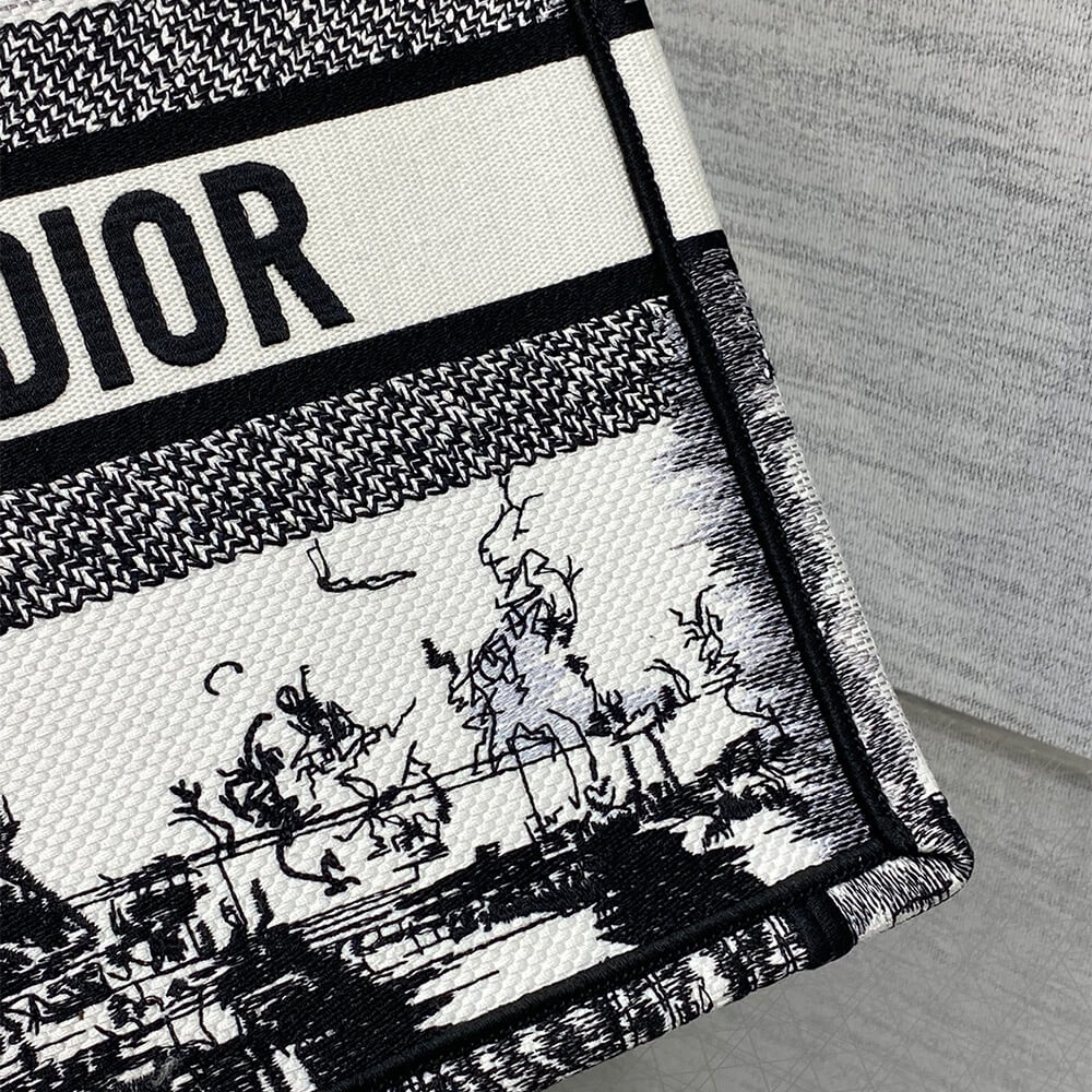 medium D*or book tote