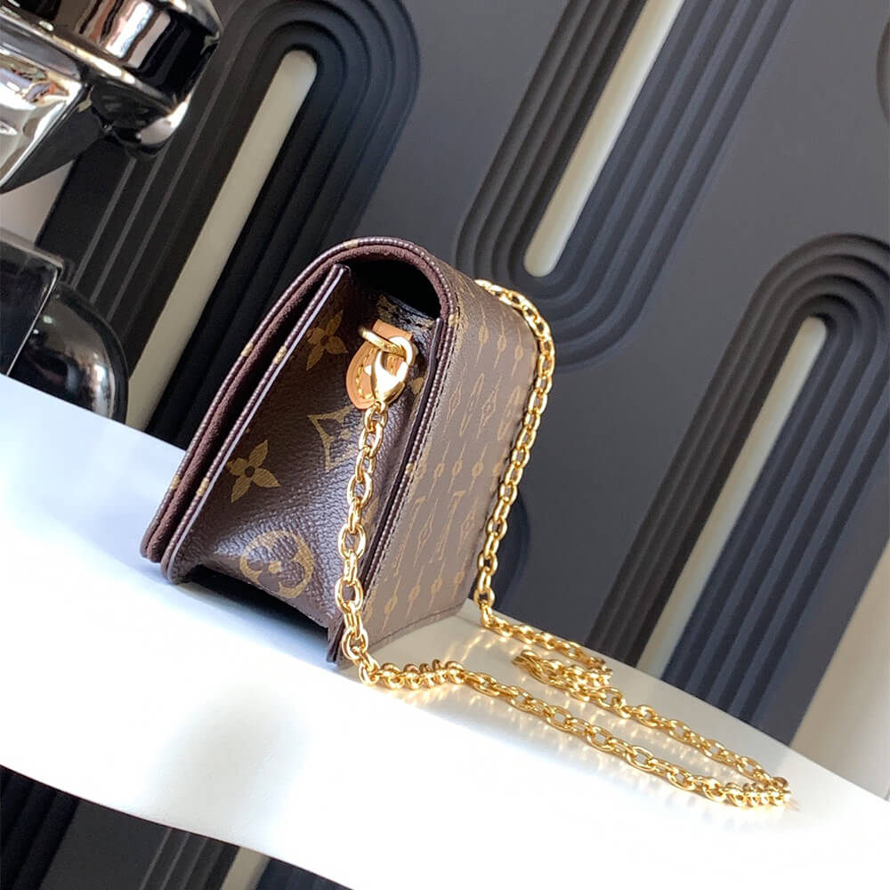 LV Wallet On Chain Lily