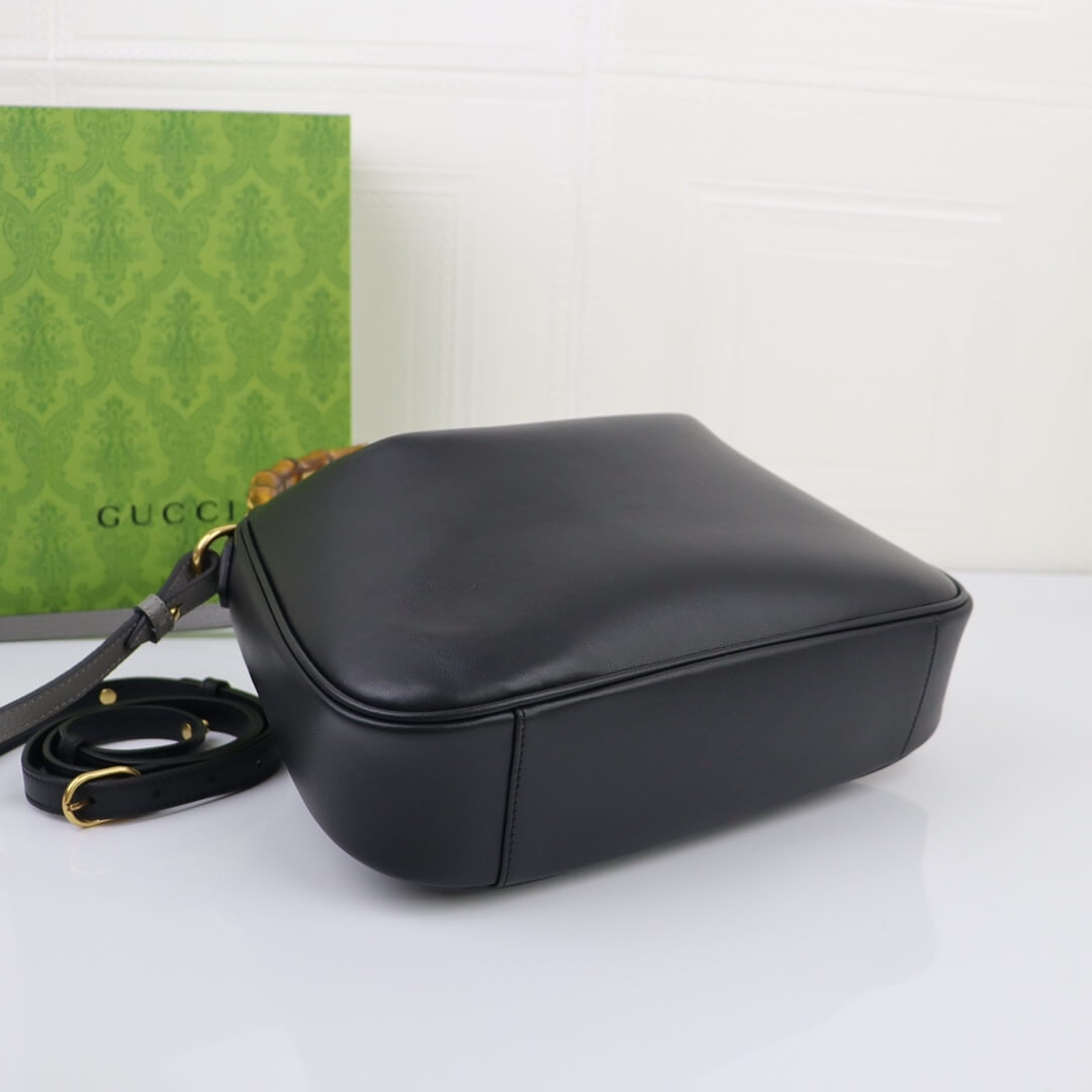 G*u*i diana medium shoulder bag